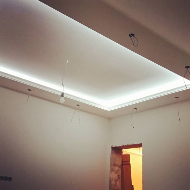 Abgehängte Decke mit indirekter LED-Lichtvoute.