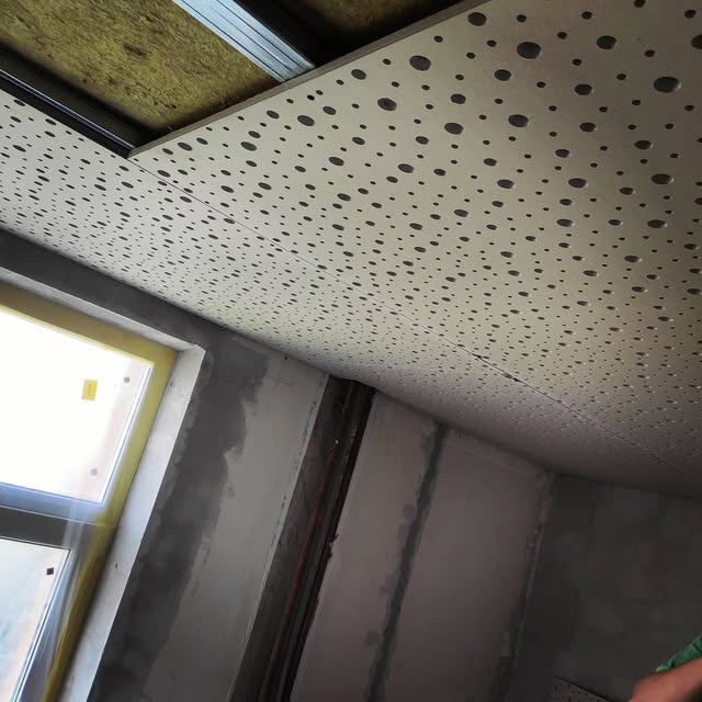 Perforierte Gipskartondecke mit Unterkonstruktion im Trockenbau.